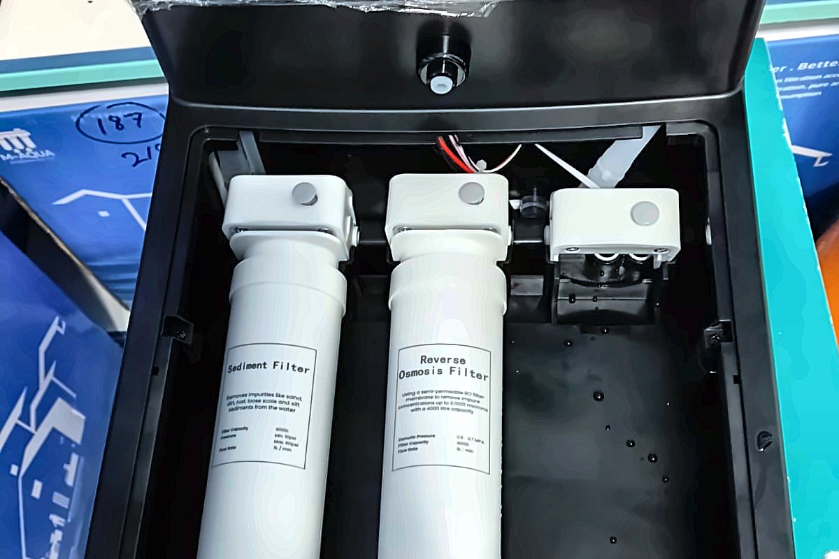 Drinking-water unit opened to show its cartridge filter stages